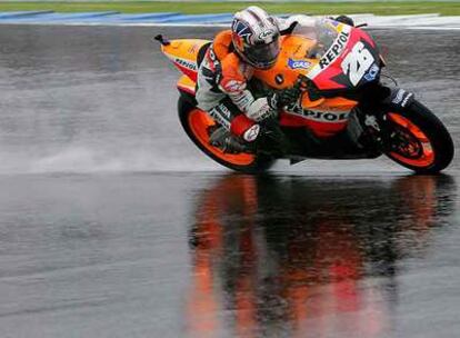 Pedrosa circula con su Honda bajo la lluvia en la calificación del Gran Premio de Holanda.