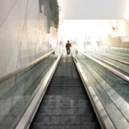 Un pasajero deja la terminal de Rossio en Lisboa el día de la huelga general en Portugal, el 22 de marzo de 2012