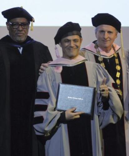 Larry Simpson, decano de la Universidad de Berklee, el cantante Alejandro Sanz y el presidente de dicha institución, Roger Brown.