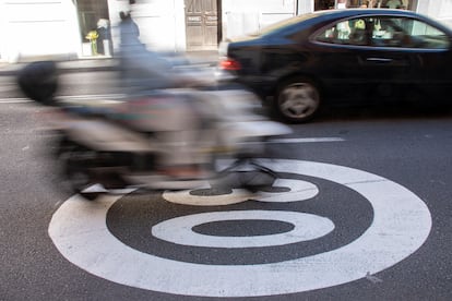 Un vehículo circula por una vía señalizada con la limitación de velocidad a 30 km/h, este martes en Palma. 