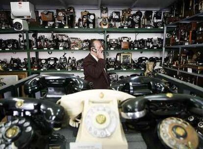 José Antonio Rodríguez, en su museo del teléfono antiguo de la calle de Arganzuela.