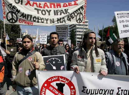 Cientos de manifestantes se han dado cita en Nicosia, capital de la isla mediterránea de Chipre, para protestar contra la invasión de Irak.