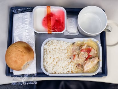 ¿Por qué sabe tan rara la comida del avión?