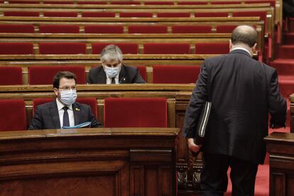 Pere Aragonès, sentado, en el pleno del Parlament, este miércoles.