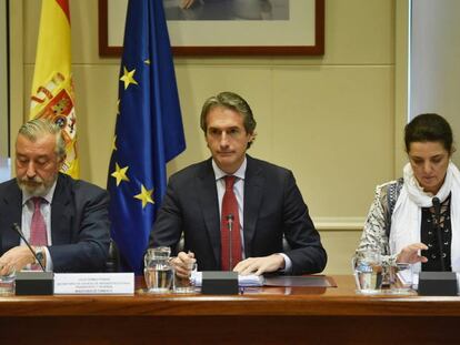 &Iacute;&ntilde;igo de la Serna, ministro de Fomento, durante la reuni&oacute;n entre sindicatos y patronal de la estiba.