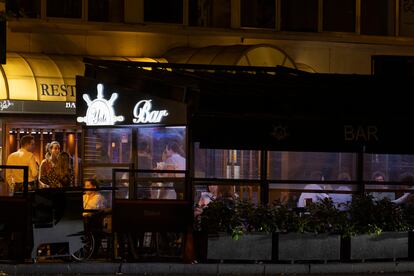 Terraza de bar El Yate, en la calle del General Martínez Campos, abierta todas las madrugadas hasta las dos.