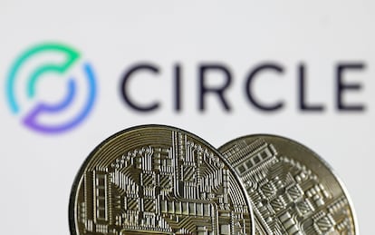Representación de la stablecoin USDC y del logo de la empresa.
