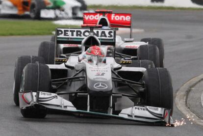 Michael Schumacher, con su coche dañado tras chocar con Fernando Alonso.