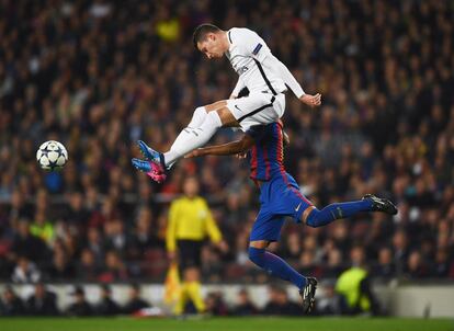 Julian Draxler (arriba), del PSG, después de golpear el balón.