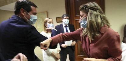 Antonio Garamendi, presidente de la patronal CEOE (izquierda) saludando a la ministra de Trabajo, Yolanda Díaz, en el Congreso de los Diputados.