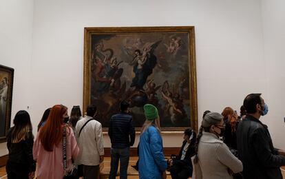 Visitantes miran el cuadro 'La Virgen del Apocalipsis' (1760) de Miguel Cabrera, en la exposición 'La ruta infinita' en el Museo Nacional de Arte, este miércoles en Ciudad de México