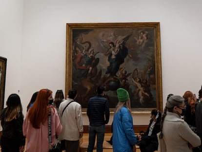 Visitantes miran el cuadro 'La Virgen del Apocalipsis' (1760) de Miguel Cabrera, en la exposición 'La ruta infinita' en el Museo Nacional de Arte, este miércoles en Ciudad de México.