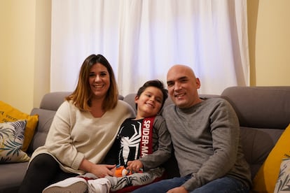 El hijo de Lola e Ismael, Víctor de seis años, padece Atrofia Muscular Espinal, una enfermedad rara que produce debilidad muscular y pérdida de movimiento