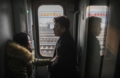 Una pareja china conversa durante el viaje entre Pekín y Shijiazhuang.
