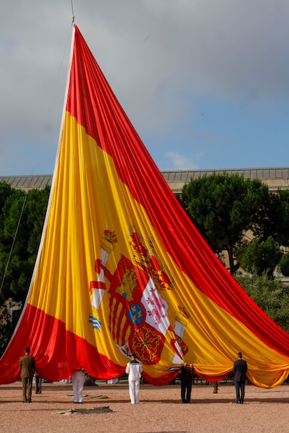 Acto de izado de bandera por el décimo aniversario del reinado de Felipe VI, este miércoles, en los Jardines del Descubrimiento de la plaza de Colón de Madrid.
