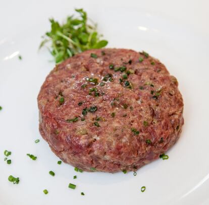  El steak tartar también merece la pena probarlo (24 euros), como el bonito a la brasa con ajos fritos (47 euros/kilo). De postre, torrija con helado (9 euros). La carta de vinos cuenta con 650 referencias. 