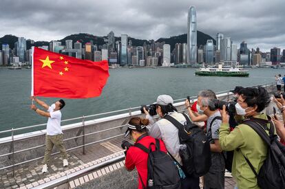 Un hombre posa con la bandera de la República Popular China, en el Puerto Victoria de Hong Kong. El discurso del presidente chino, Xi Jinping, no ha dejado margen a la duda: el rumbo por el que avanza ahora Hong Kong es el correcto. Es decir, que los “patriotas” afectos al Gobierno central seguirán siendo los únicos candidatos a puestos de gobierno o legislativos; que la seguridad y la estabilidad se mantendrán entre las grandes prioridades; y que Pekín continuará controlando de cerca la gestión de su territorio autónomo.