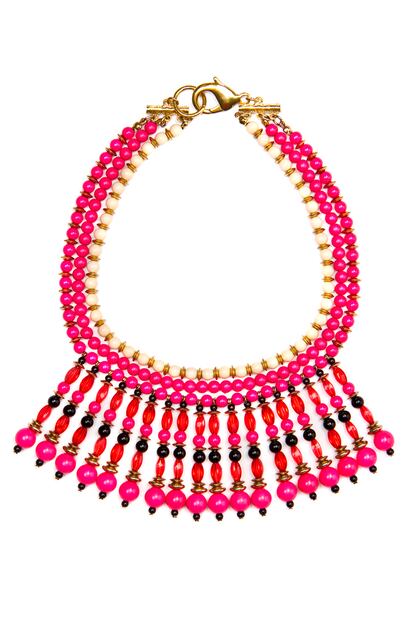 De cuentas en plstico y cobre color fucsia. Es de Mango y puedes conseguirlo por 19, 99 euros.