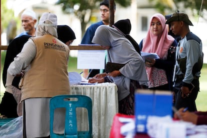 Varias personas esperaban su turno para depositar el voto en las elecciones regionales en Aceh (Indonesia), el pasado 27 de noviembre.