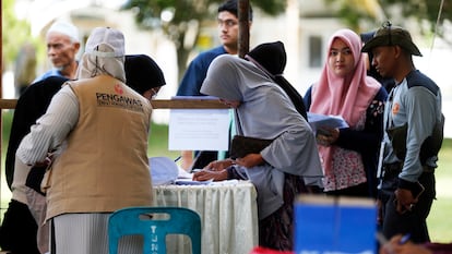 Varias personas esperaban su turno para depositar el voto en las elecciones regionales en Aceh (Indonesia), el pasado 27 de noviembre.