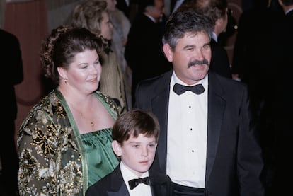 Henry Thomas con sus padres, Carolyn L. Thomas y Henry Thomas Sr., en los Globos de Oro de 1983.