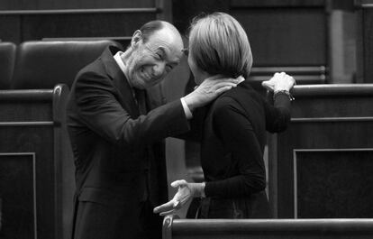 08-02-2012 Primera comparecencia del presidente del Gobierno, Mariano Rajoy, en una sesión de control al Gobierno en el Congreso de los Diputados, tras su elección. En la fotografía, el secretario general del PSOE, Alfredo Pérez Rubalcaba, bromea con la líder de UPyD, Rosa Díez, agarrando su cuello.