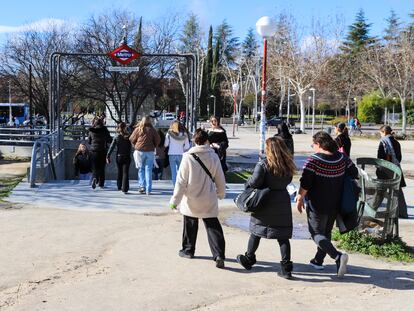 Jóvenes en la Ciudad Universitaria de Madrid el 18 de enero de 2024.