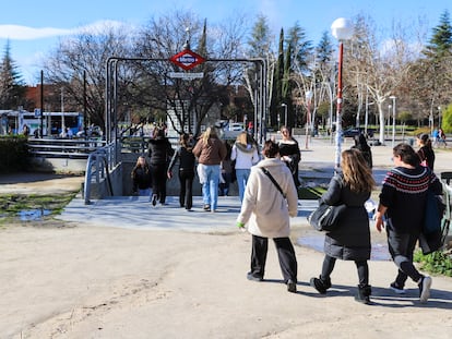 Un grupo de jóvenes entran al metro de Ciudad Universitaria, en Madrid.