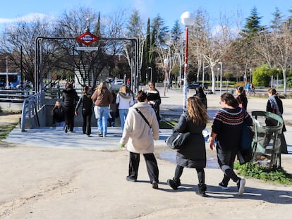 Jóvenes en la Ciudad Universitaria de Madrid el 18 de enero de 2024.