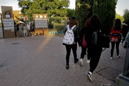 Alumnos bloquean la entrada del campus de la universidad de Fuenlabrada.