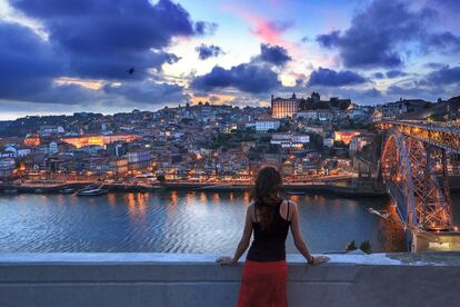 La ciudad portuguesa de Oporto, hermosa y sentimental, requiere un poco de esfuerzo para ir más allá de las famosas casas del puerto y descubrir el verdadero ambiente de una ciudad que tiene de todo: creatividad, vida nocturna, arte callejero, un sugerente panorama gastronómico y, además, una magnífica relación calidad-precio.