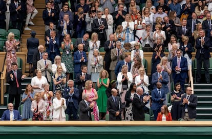 O público de Wimbledon aplaude Sarah Gilbert em 28 de junho. 