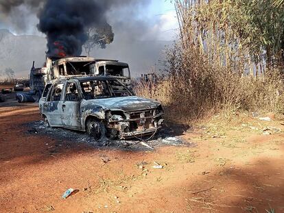 Un vehículo quemado tras el ataque armado en Hpruso, en el estado birmano de Kayah, el pasado 25 de diciembre.