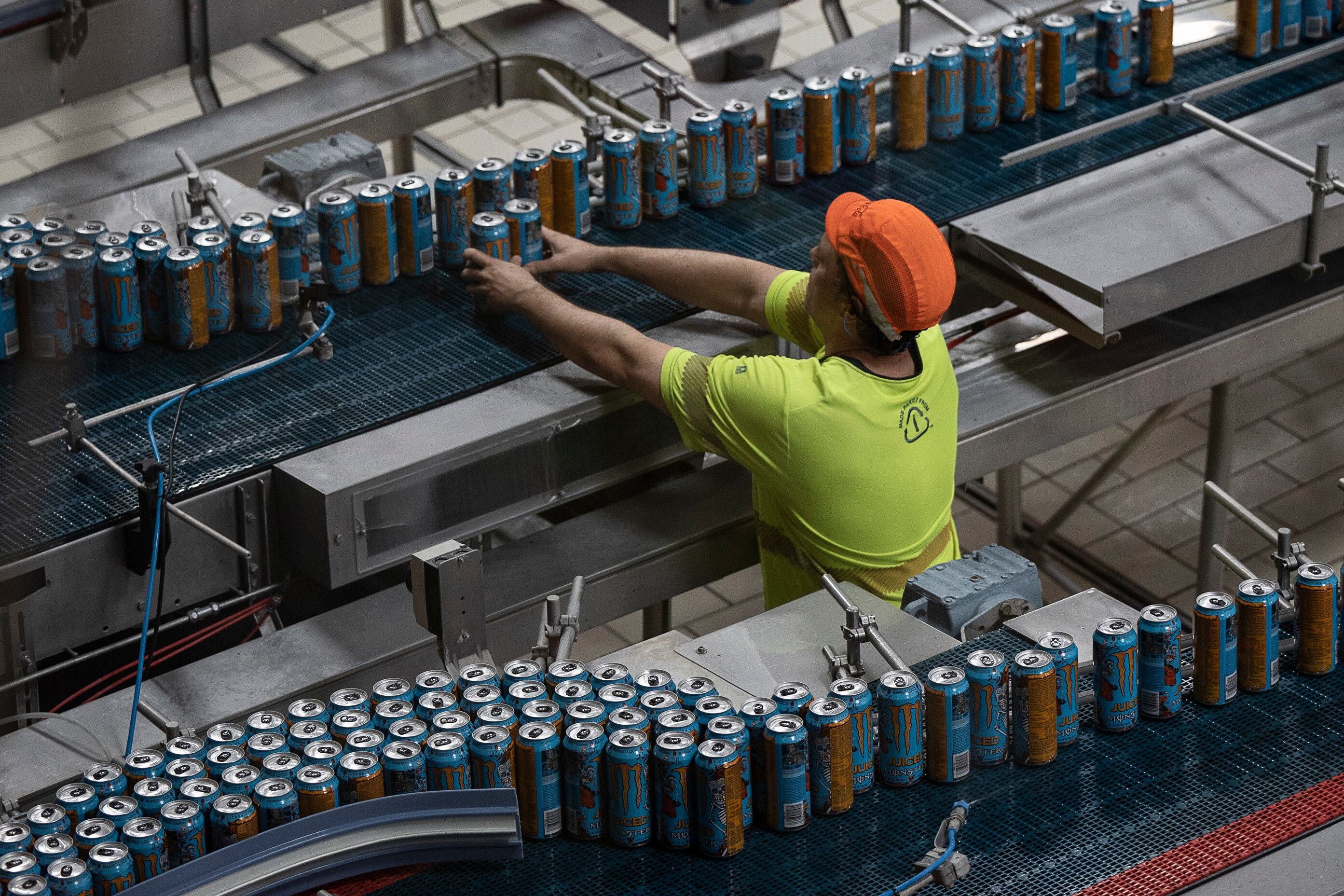 En la imagen, zona de la planta de Coca-Cola en Martorelles (Barcelona) para el envasado de la bebida energética Monster en lata.