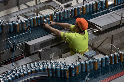 En la imagen, zona de la planta de Coca-Cola en Martorelles (Barcelona) para el envasado de la bebida energética Monster en lata.