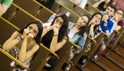 Unos estudiantes atienden las instrucciones de los profesores antes de empezar las pruebas de selectividad en la facultad de Biolog&iacute;a de la Universidad de Barcelona