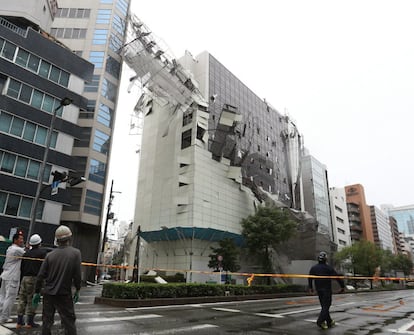 Imagem dos danos em um edifício depois que um andaime caísse em consequência das fortes rajadas de vento do tufão Jebi, em Osaka (Japão).