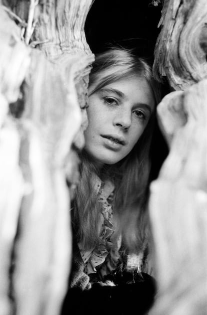 Marianne Faithfull fotografiada en su casa de Aldworth, Berkshire en 1971. Su vida estuvo marcada por las adicciones y los desrdenes alimenticios, especialmente tras acabar su relacin con Mick Jagger, poca en la que lleg a vivir en la calle hasta que ingres en un programa pblico de desintoxicacin. 