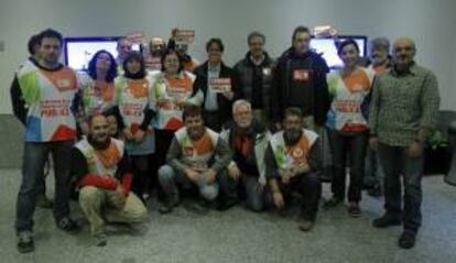 Trabajadores de Telemadrid, acompañados por los secretarios regionales de UGT, José Ricardo Martínez (5d) y de CCOO, Javier López (a su derecha), durante la huelga general del 14N. EFE/Archivo