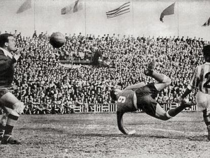 Gol de tac&oacute;n de Di St&eacute;fano al Valladolid en la visita del Madrid a Zorrilla en la temporada 1953-54.