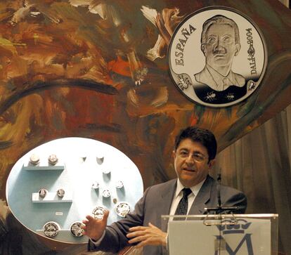 El director general de la Real Casa de la Moneda y Timbre, Sixto Heredia, durante la presentación de la serie de monedas conmemorativas del "Centenario del Nacimiento de Salvador Dalí", en 2004.