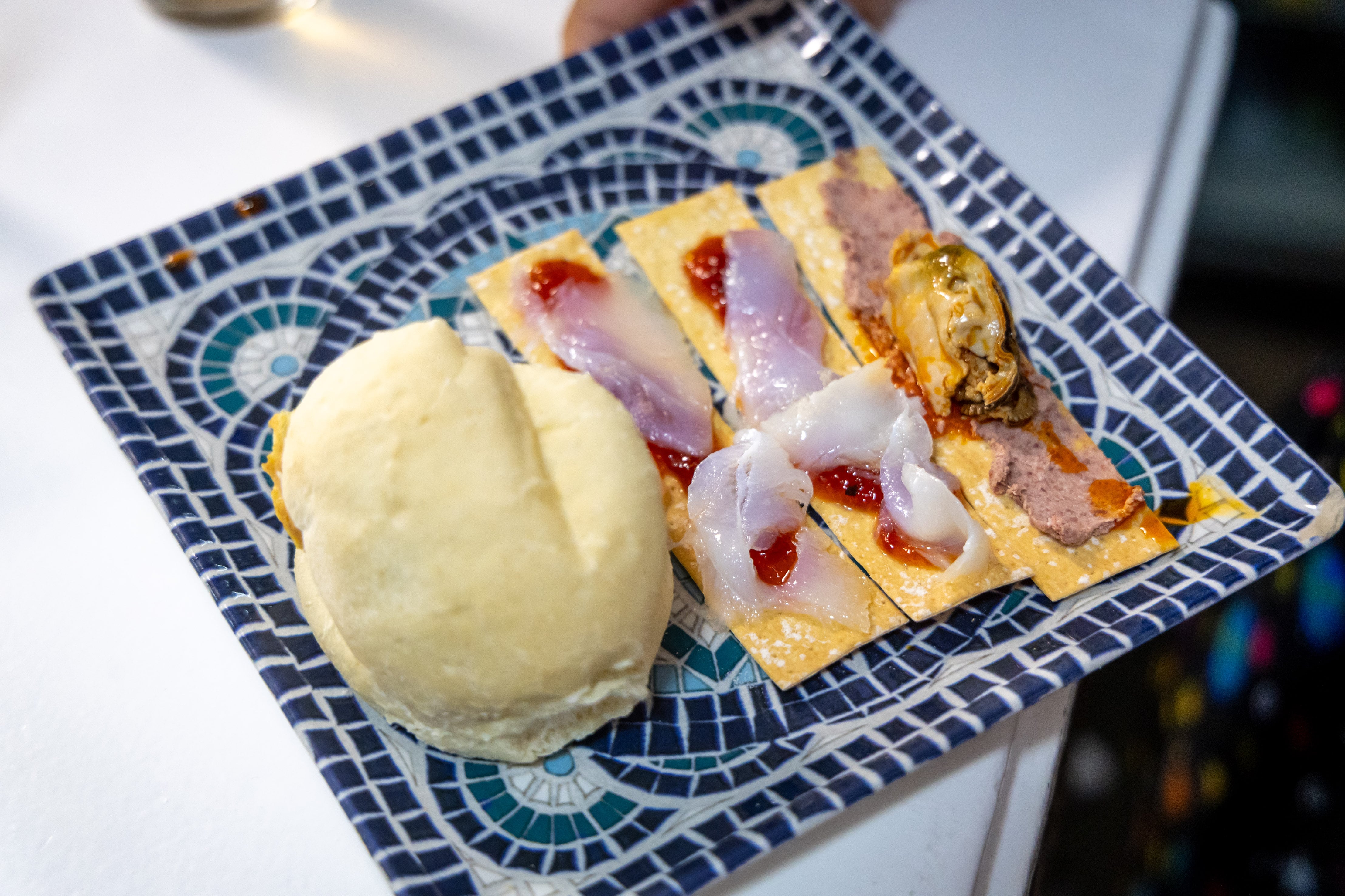 Bollito de tortilla, bacalao con mermelada de pimiento rojo y mejillones con paté, algunas de las tapas de El Lechuguita.