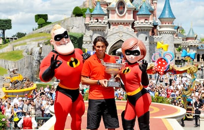 El tenista mallorquín posa en Eurodisney con el trofeo de Roland Garros 2010.