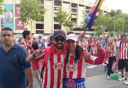 Juan Jesús Moreno, junto a su mujer, Mónica, celebran el título liguero colchonero en las calles de Barcelona.