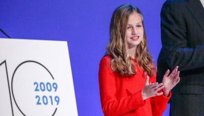 La princesa Elionior aplaudeix el públic que la va aplaudir després del seu discurs.