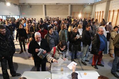 Colas para votar nada más abrir el colegio electoral ubicado en el Instituto Pere Ribot de Vilassar de Mar (Barcelona).