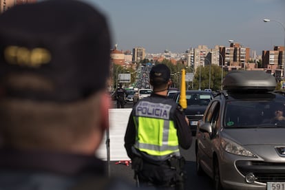 Un control policial en la autovía A-5, en Madrid, desplegado tras decretarse el estado de alarma.