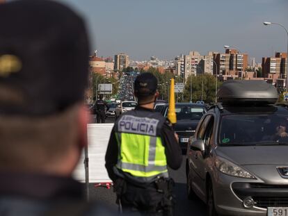 Agentes de la Policía Nacional en un control en la Nacional V, en Madrid, este viernes.