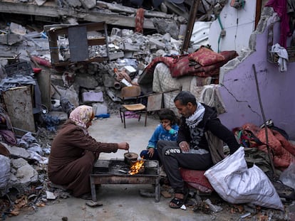 Una familia palestina prepara su comida en Gaza el pasado 18 de marzo.