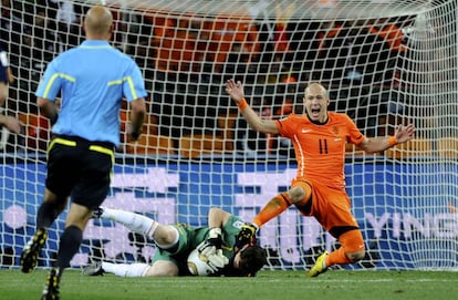 Casillas ataja un balón ante Robben en la final de 2010.